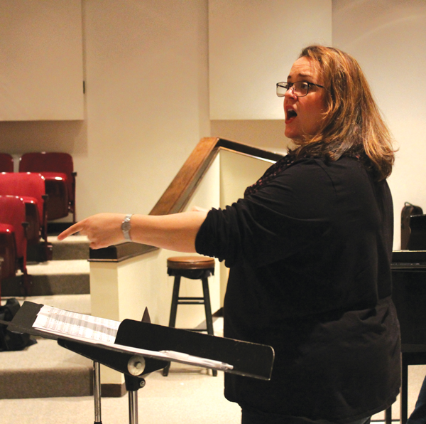 Director of vocal studies Melinda Imthurn conducts the Eastfield Chorus. PHOTO BY ANA GALLEGOS/THE ET CETERA