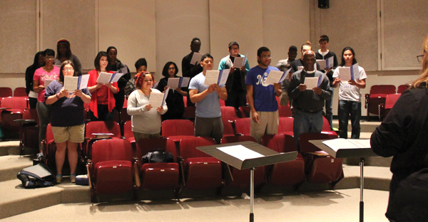 Director of vocal studies Melinda Imthurn conducts the Eastfield Chorus. PHOTO BY ANA GALLEGOS/THE ET CETERA