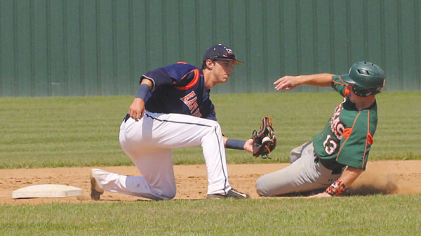 Maack gets a runner out at second during a double header against the University of Texas at Dallas on April 20. Photo by Jonathan Wences/The Et Cetera.