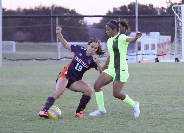 Sophomore defedner Karlee Hickson keeps the ball away from Richland forward Chessie Luptak.
GUILLERMO MARTINEZ/THE ET CETERA