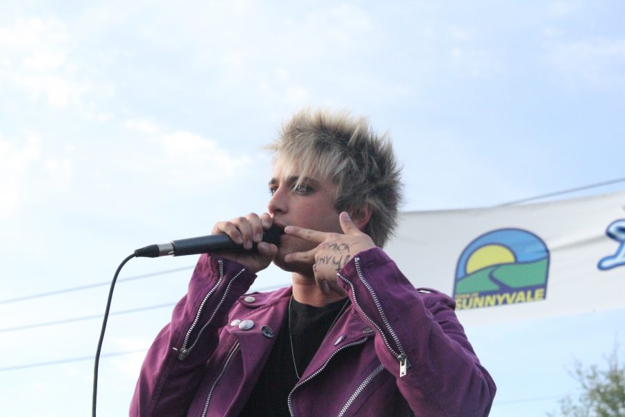 Dalton Rapattoni performs “Fly Away Hero” by Green Day to his hometown crowd in Sunnyvale on March 26. Rapattoni is a top-four finalist in American Idol’s farewell season. PHOTO BY JAMES HARTLEY/THE ET CETERA