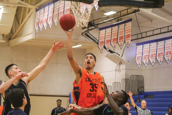 Zack Duncan drives for a layup against North Lake in the Region V championship game on Feb. 20. JONATHAN WENCES/THE ET CETERA