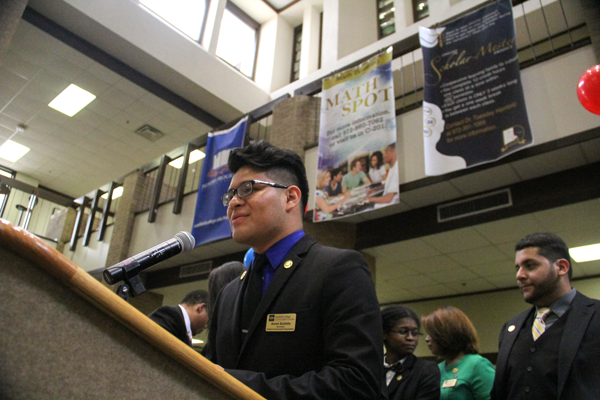 SGA president Aaron Sustaita addresses students in the Pit. PHOTO BY JAMES HARTLEY/THE ET CETERA.