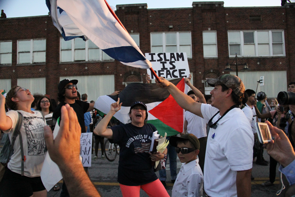 James Hartley/The Et Cetera A pro-Israeli demonstrator clashes with pro-Palestinian protestor. As the majority of the crowd changes from chanting "Dump Trump" and "USA" to "Viva la Palestine," the Israeli demonstrators chant "Viva la America, Viva la Israel."