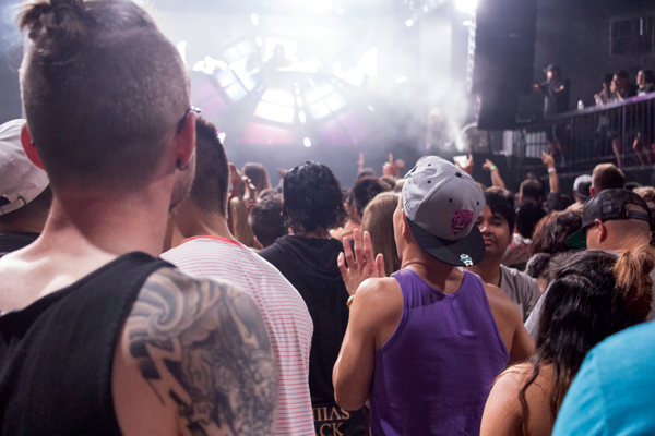 Rave-goers crowd the dance floor as they wait for the headliner. Jonathan Wences/The Et Cetera