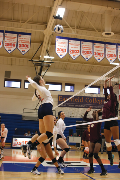 Isabel Espinoza/The Et Cetera Sammie Thoma leaps to spike the ball