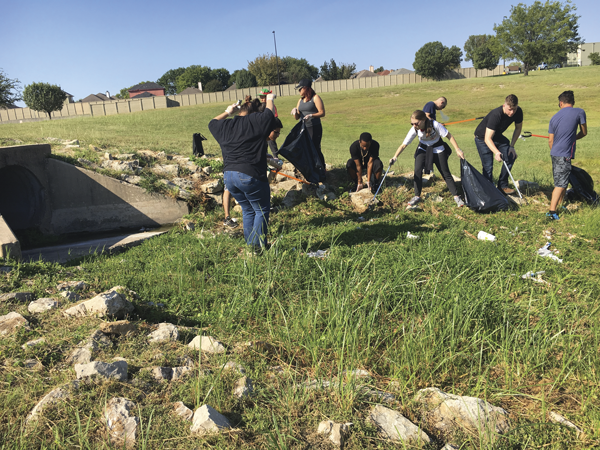Students participate in a trash cleanup project in Mesquite. Photo by Albamar Dominguez/The Et cetera
