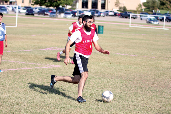 Student Laith Alrdaideh dribbles the ball down the field during a game. Photo by David Sanchez/ The Et Cetera.