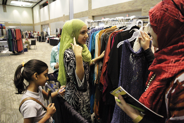 Ali shops for a hijab with her daughters. Photo by Alejandra Rosas.
