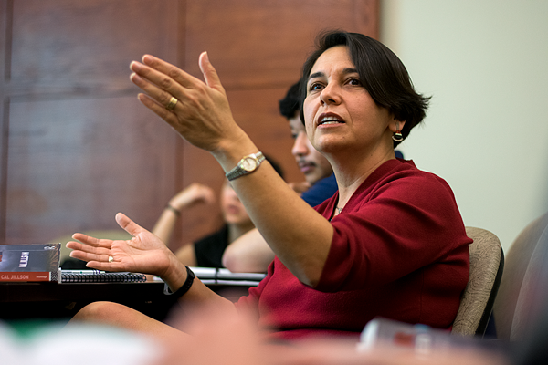 Cindy Casteneda teaches her Texas government class. Photo by Andrew Gonzales.