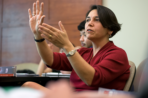 Professor Cindy Casteneda teaches her Texas government class. Photo by Andrew Gonzales.