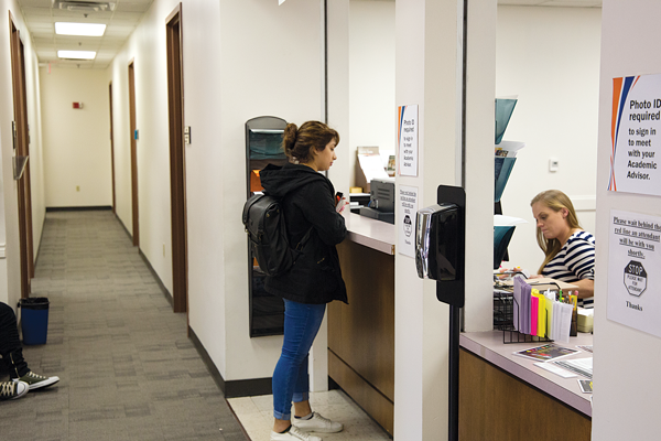 A student checks in for an advising appointment. Photo by Alejandra Rosas/The Et Cetera