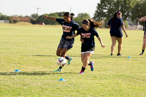 Gabriela Roa, left, and Vivian Aguayo fight for the ball during preseason practice on Aug. 9. Photo by Lesley Reyes/The Et Cetera