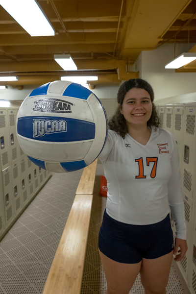 Jesus Ayala/The Et cetera
Keishla Reyes earns her title of national player of the week due to her
aggressive kills as an outside hitter for Eastfield’s volleyball team. Photo by Jesus Ayala/The Et Cetera.