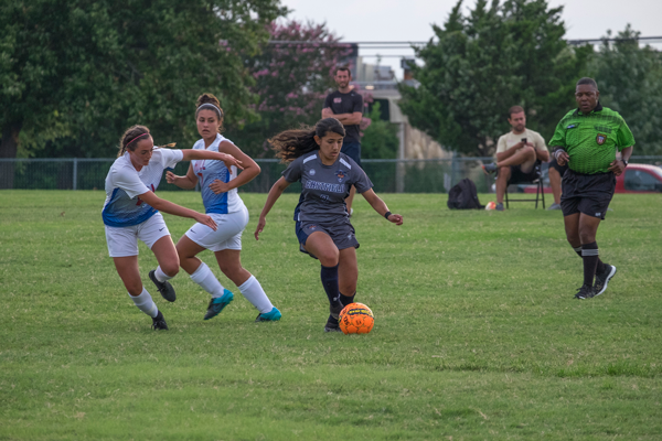 Emily Juarez advances the ball against Hill College. Photo by Jesus Ayala/The Et Cetera.