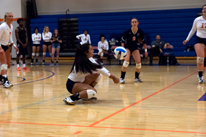 Maura Munoz gets low for a dig against Richland. Photo by Dan Luna/The Et Cetera.