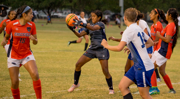 A goalie’s progression: Gabriela Roa succesfully secures a corner kick during a 4-1 win against Murray State College on Sept. 27. Photo by Andrew Gonzales/The Et Cetera.