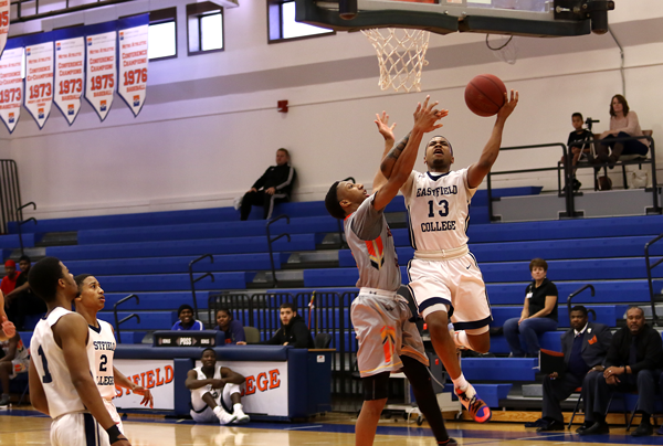 DaJuan Ridgeway goes for a layup in the Harvesters’ Jan 20 loss to Cedar Valley. Ridgeway had 23 points and seven rebounds against the Suns. Photo by Willie R. Cole/The Et Cetera