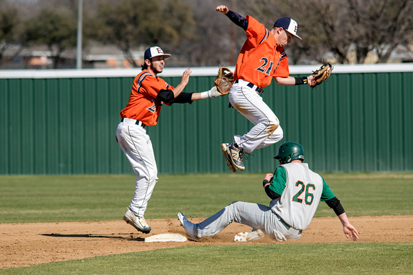 Eastfield’s Jacob Perry (top right) catches the ball as UT Dallas’ Peyton Becker (bottom right #26) attempts to slide to safety. The Harvesters won both double-header games 12-0 and 5-4 Jan. 29. Photo by Willie R. Cole/The Et Cetera