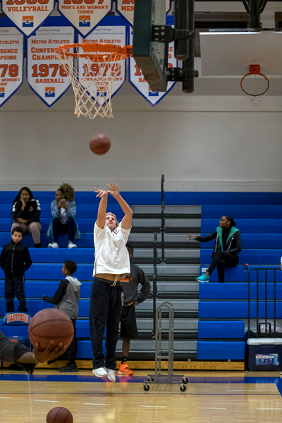 Zack Mahoney sinks a three-pointer en route to winning the Three-Point Shootout. The contest was held during the
halftime of the Harvester home game versus Mountain View. Photo by Jesus Ayala/The Et Cetera