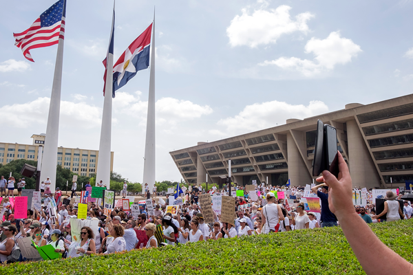 Demonstrators begin moving toward S Akard St and Young St for the “Families Belong Together” march. Photo by Jesus Ayala/The Et Cetera