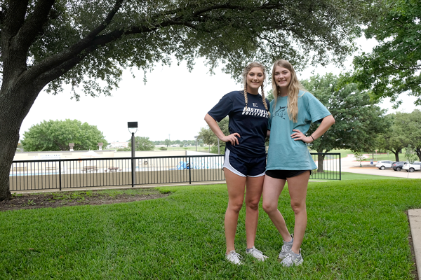 Jade Turner, left, and her twin sister Mica are sophomores on Eastfield’s volleyball team. The athletes were members of last year’s national championship volleyball squad. Jesus Ayala/The Et Cetera
