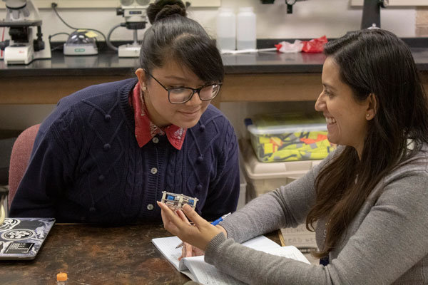 Alumnae leads lab, students to competition