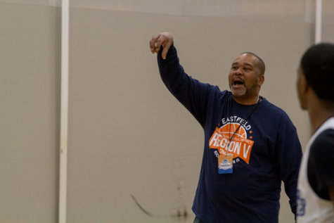 Head coach Anthony Fletcher runs over drills with players at the practice gym in Rochester, Minnesota. He has been telling players to “lock-in” all week. Photo by Skye Seipp/The Et Cetera