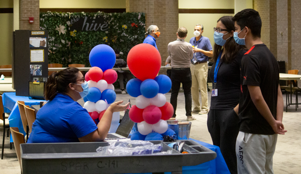 Lauren Anderson, Eastfield’s Student Engagement coordinator, speaks with students at the Sept. 15 Club Fair. Only six clubs attended. Many clubs have not returned after the year-long pandemic closure. Photo by Rory Moore/The Et Cetera