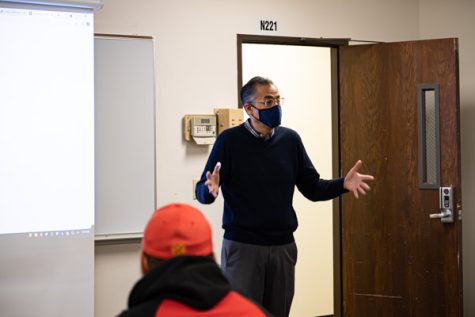 Eastfield counselor Jaime Torres connects students with campus and community resources and gives them tips on managing stress Nov. 1 in room N-221. Photo by Chantilette Franklin/The Et Cetera