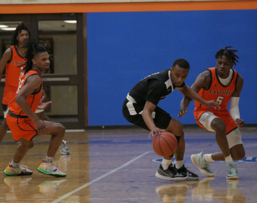 Anthony Hunter and Geontay Davis play defense against a Richland player Feb. 14. Eastfield defeated Richland 92-78. Photo by Manny Willis/The Et Cetera