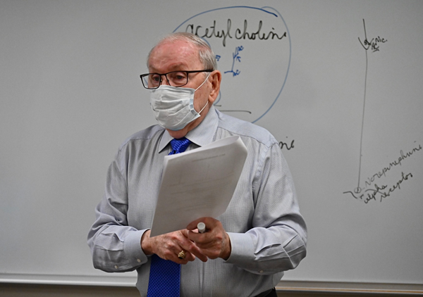 Anatomy and physiology faculty Carl Knight teaches a class the morning of Jan. 26. Knight has taught at Eastfield for over 50 years. Photo by Rory Moore/The Et Cetera. 