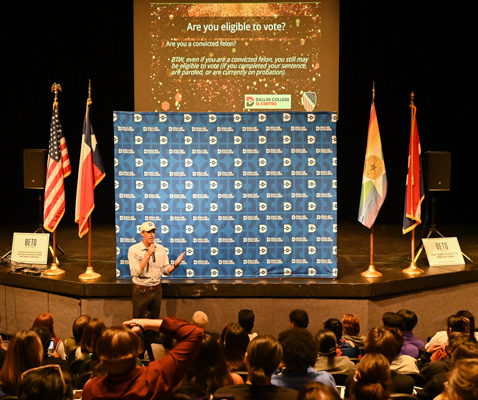 Beto ORourke speaks about the biggest issues in the state of Texas and his actions as governor if elected.  Photo by Rory Moore/The Et Cetera.